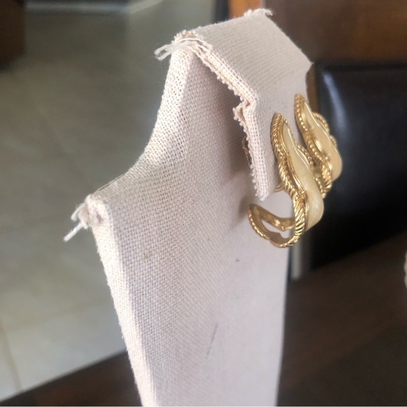 Vintage ClipOn Earrings - Picture 4 of 6